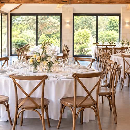 Chaises en bois dos croisé pour lors d'un repas de mariage dans le Maine-et-Loire